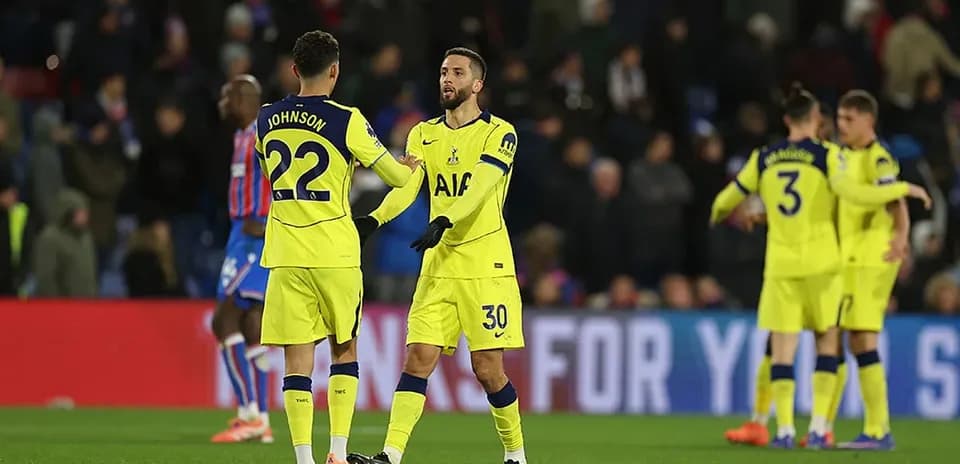 Tottenham futbolçuları bir-biri ilə əl sıxır