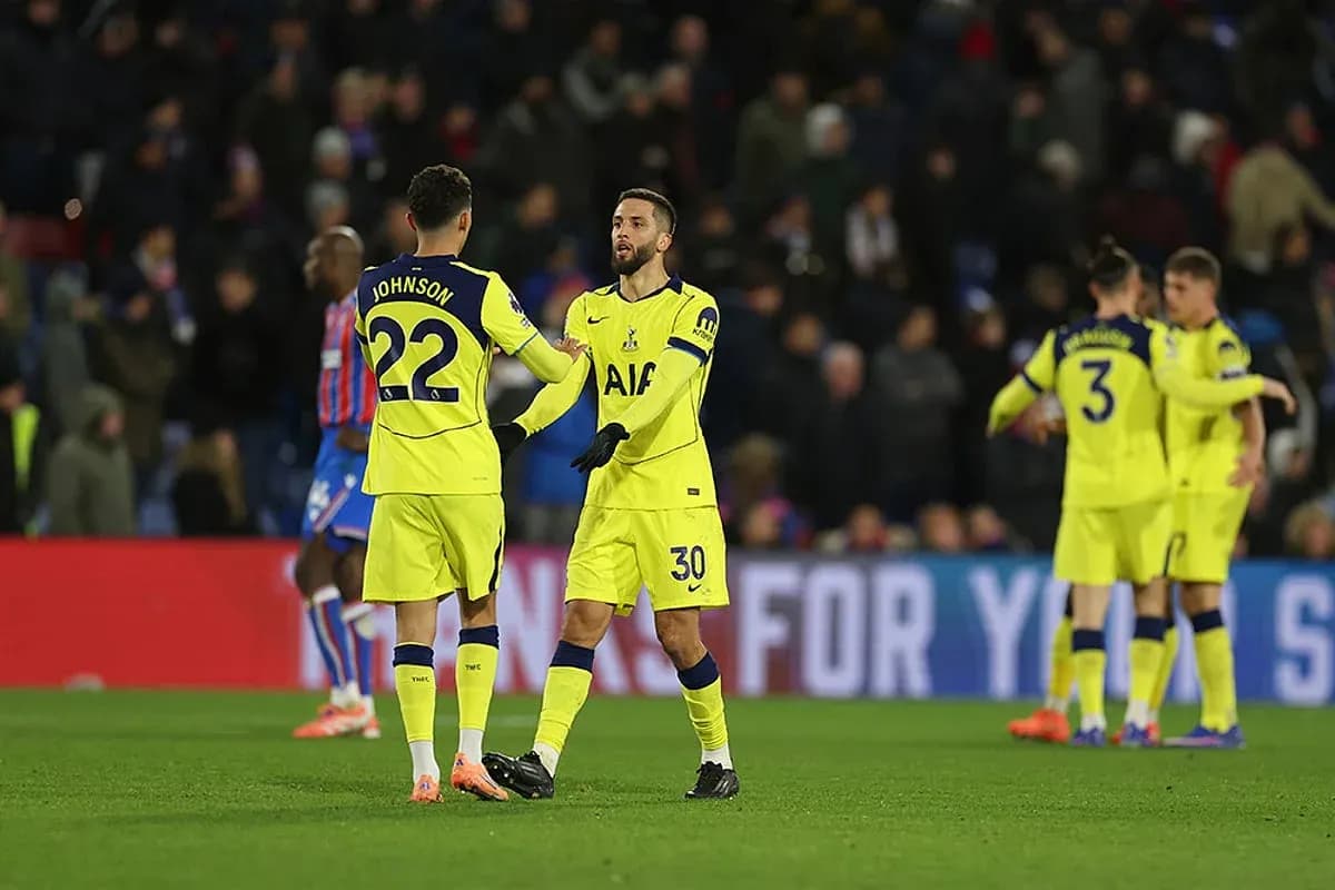 Tottenham futbolçuları bir-biri ilə əl sıxır