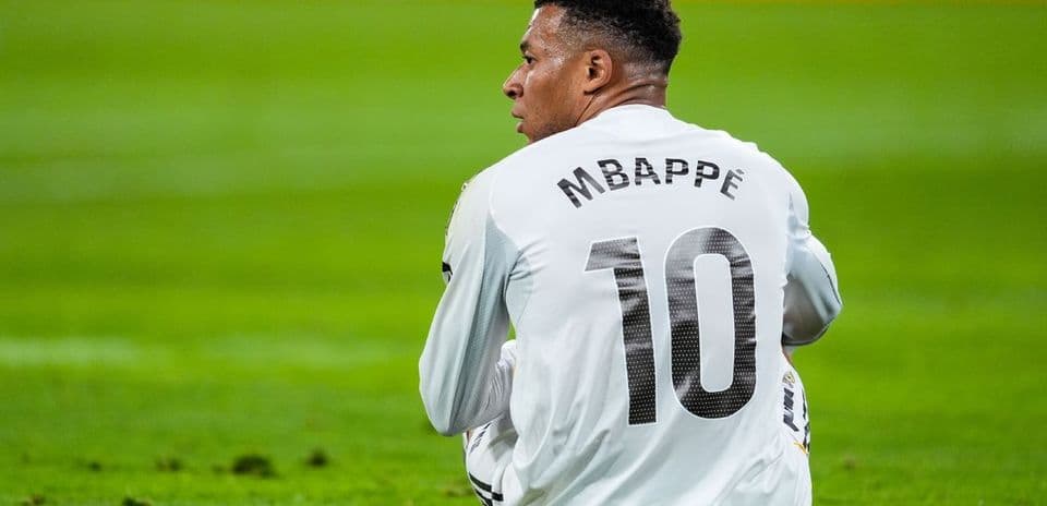 Futbolçu MBAPPÉ 10 nömrəli formanı geyinib oturur