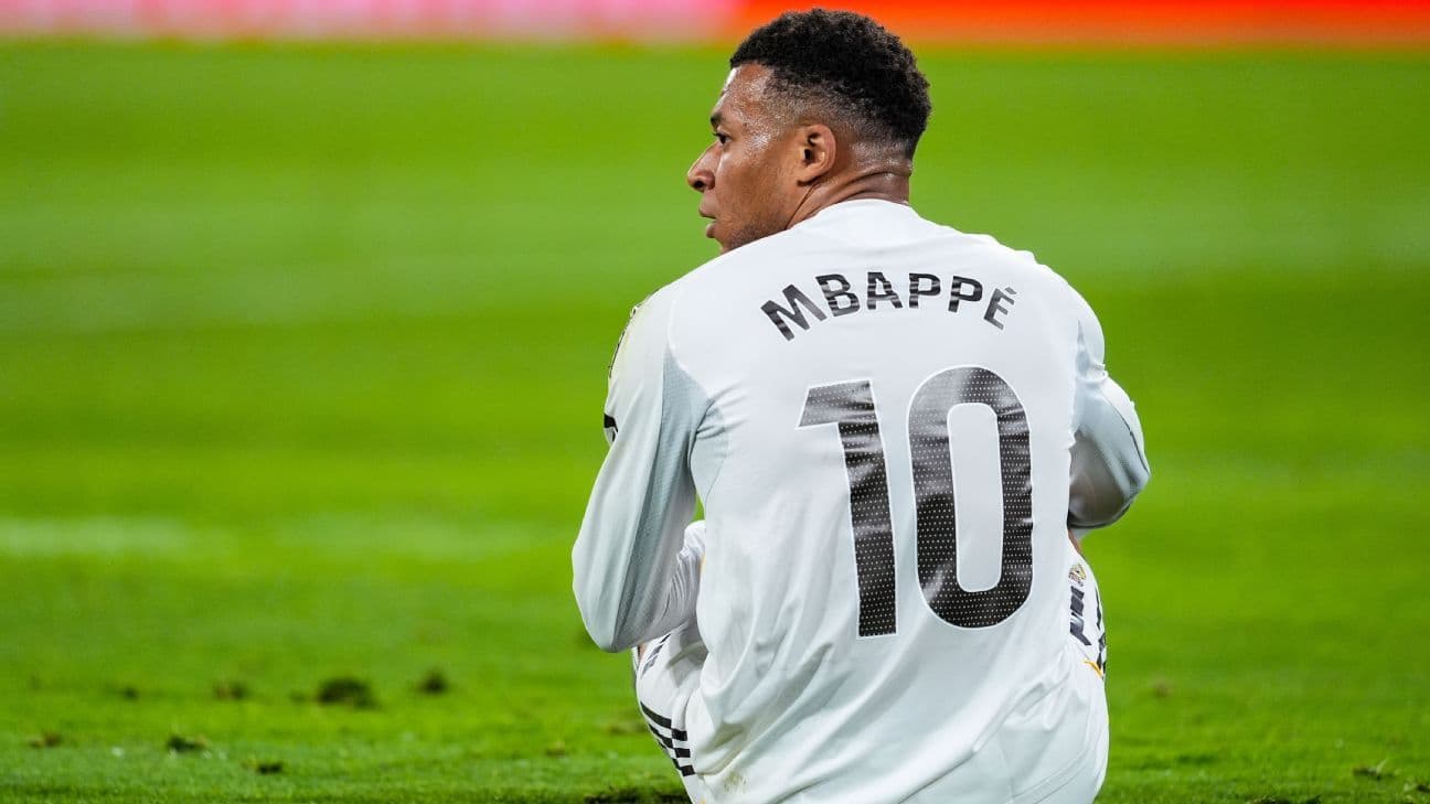 Futbolçu MBAPPÉ 10 nömrəli formanı geyinib oturur