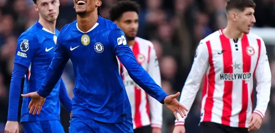 Brentford və Chelsea oyunçuları meydanda