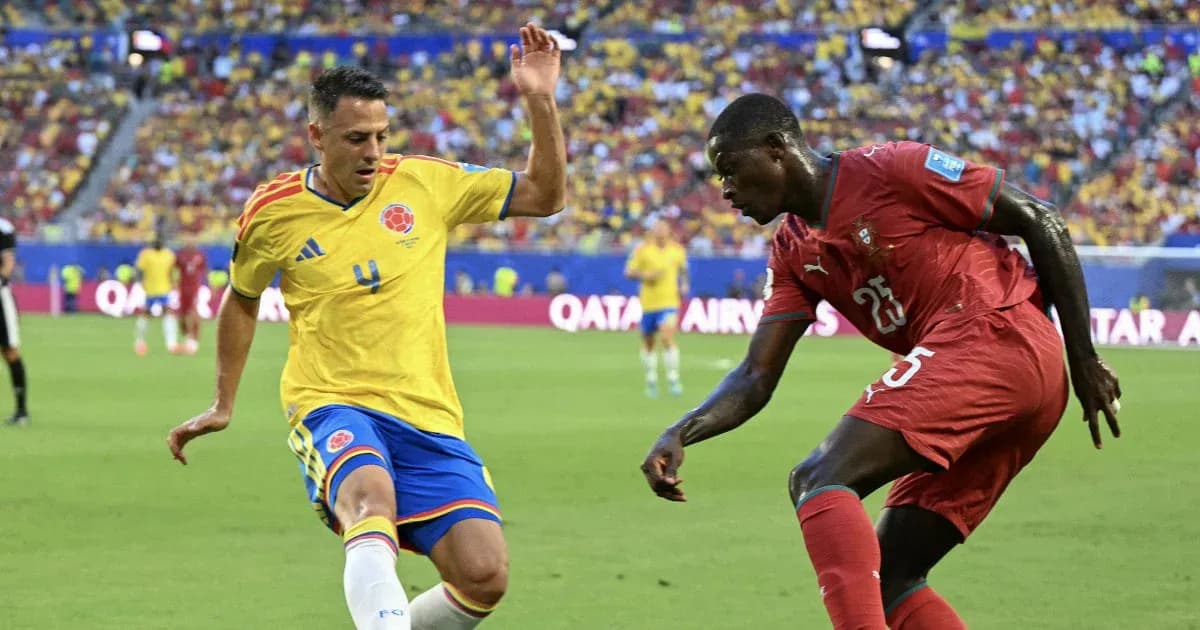 Colombia and Switzerland players contesting for the ball