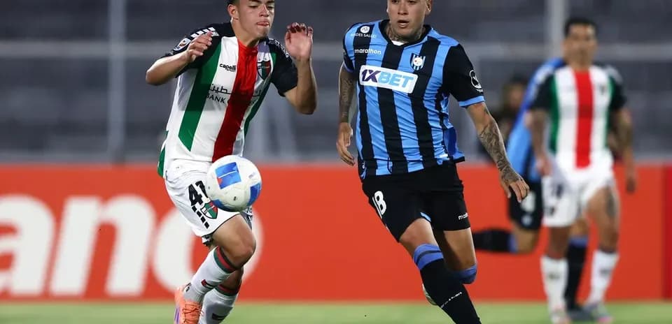 Palestino və Huachipato oyunçuları top üçün mübarizə aparır