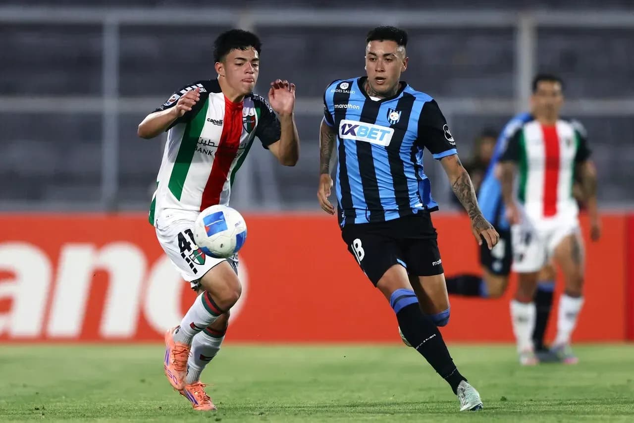Palestino və Huachipato oyunçuları top üçün mübarizə aparır
