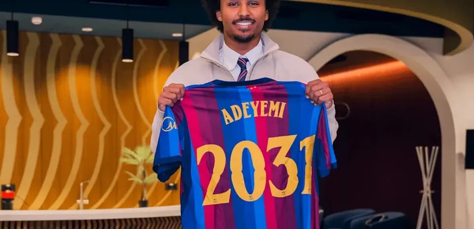 Futbolçu Adeyemi yeni formasını təqdim edir
