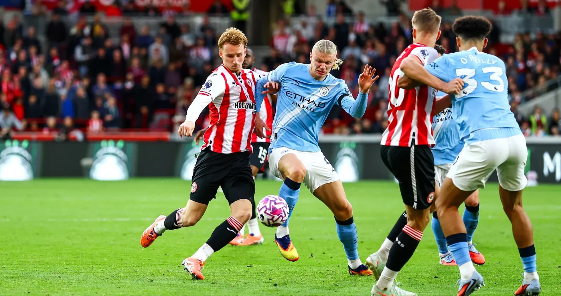 Manchester City və Brentford oyunçuları mübarizədə