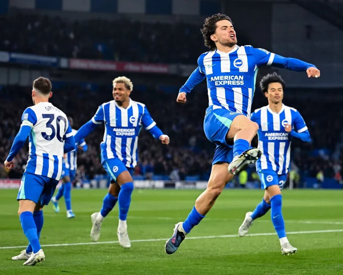 Brighton futbolçuları qələbə sevincini yaşayır