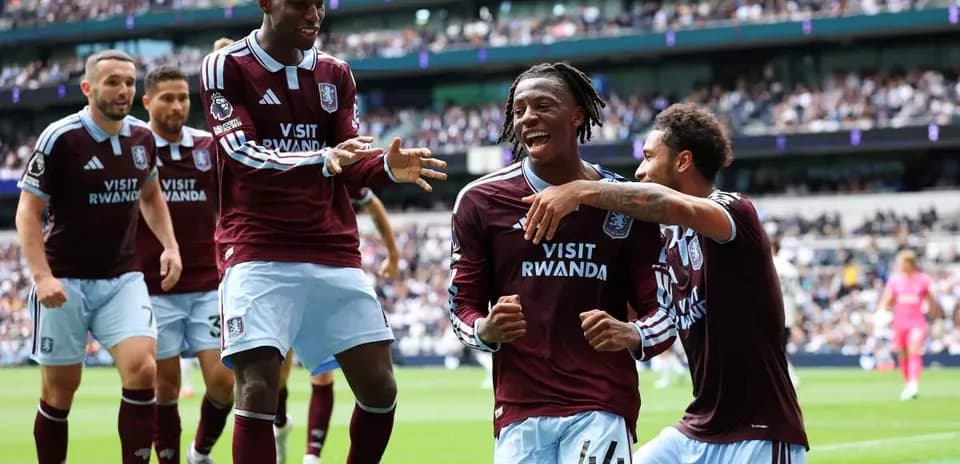 Aston Villa futbolçuları qolu qeyd edirlər