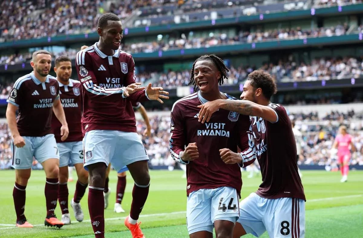 Aston Villa futbolçuları qolu qeyd edirlər