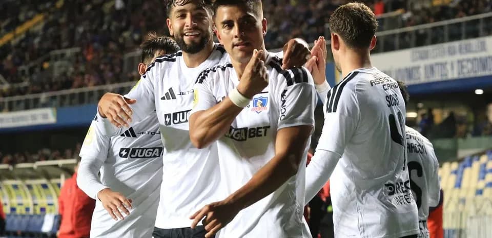 Colo Colo futbolçuları sevinir