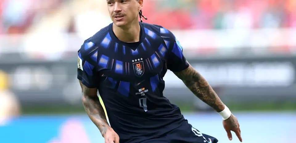 Futbolçu topa doğru qaçır
