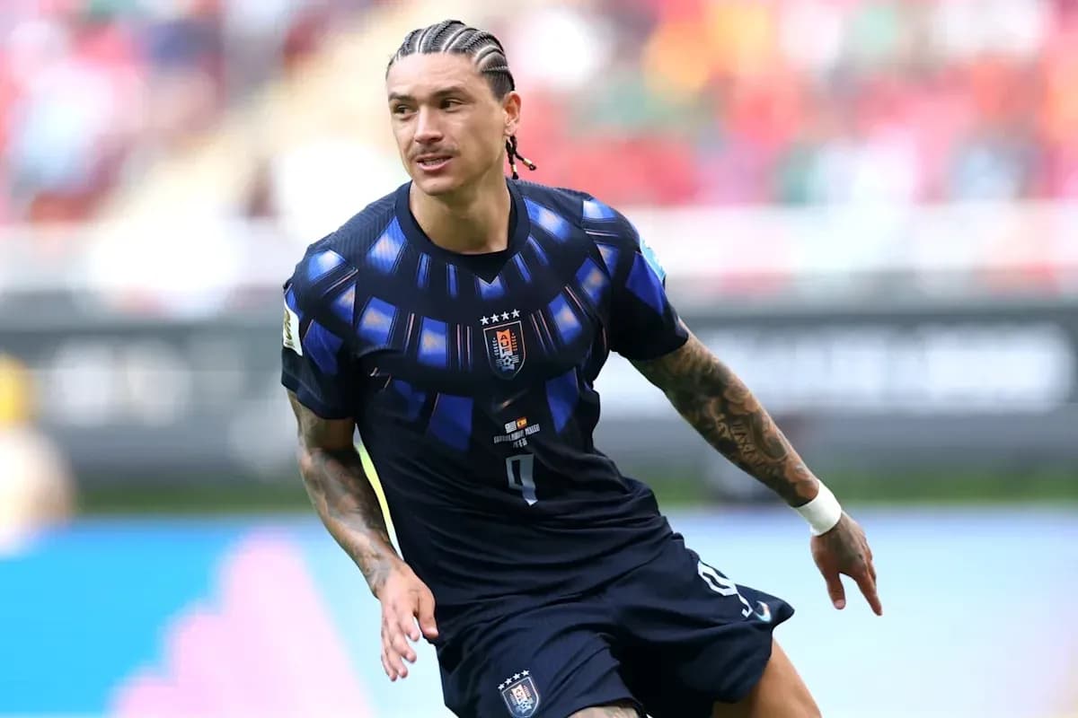 Futbolçu topa doğru qaçır