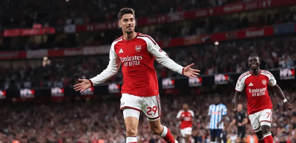 Arsenal oyunçusu qolu qeyd edir