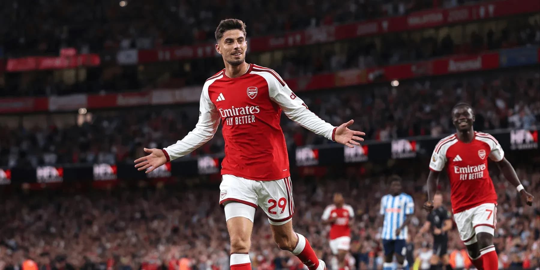 Arsenal oyunçusu qolu qeyd edir
