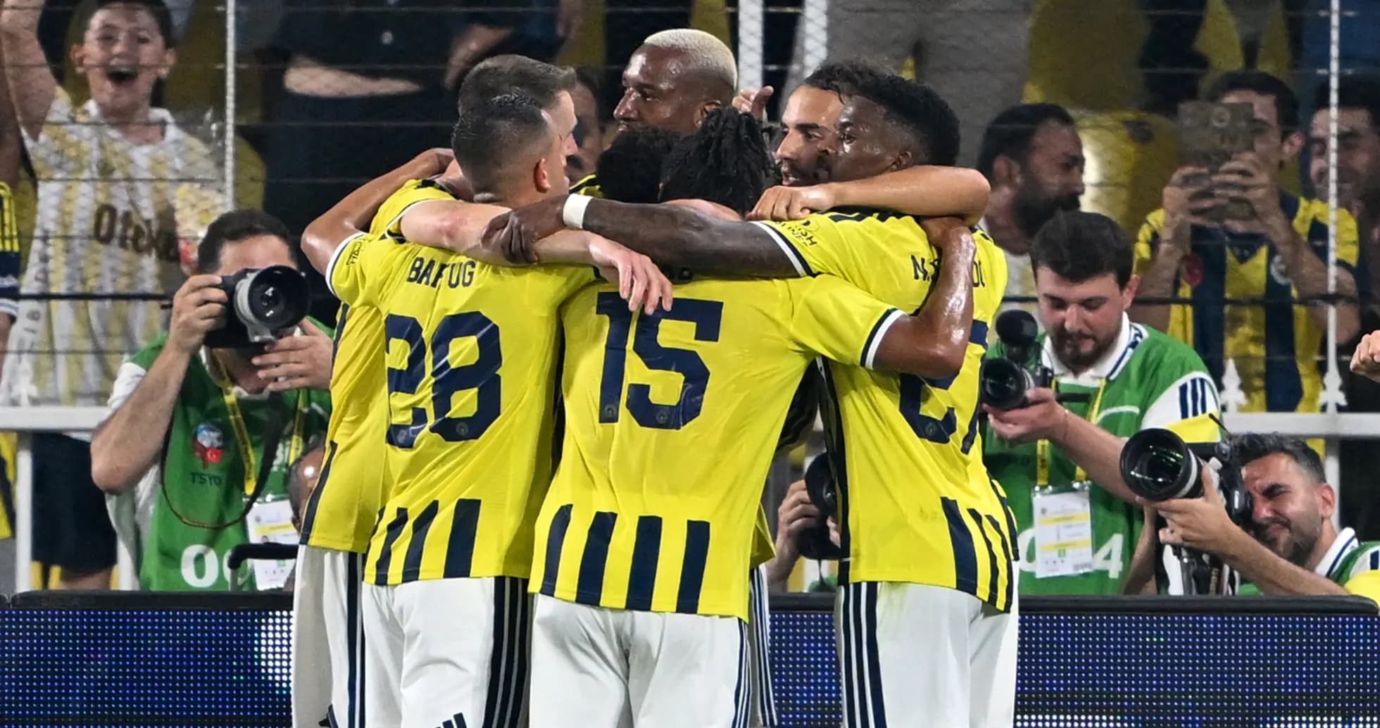 Fenerbahçe oyunçuları qolu qeyd edirlər