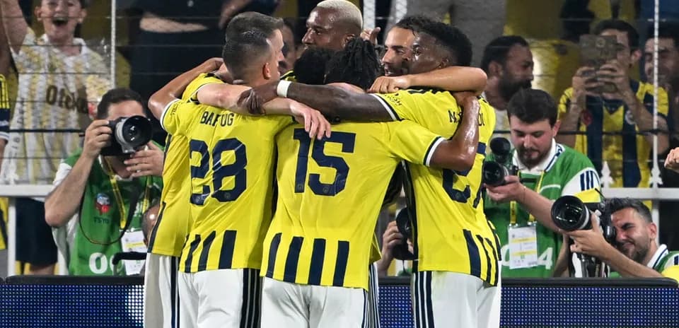 Fenerbahçe oyunçuları qolu qeyd edirlər