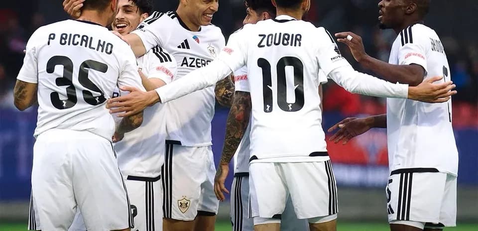Qarabağ futbolçuları sevinir