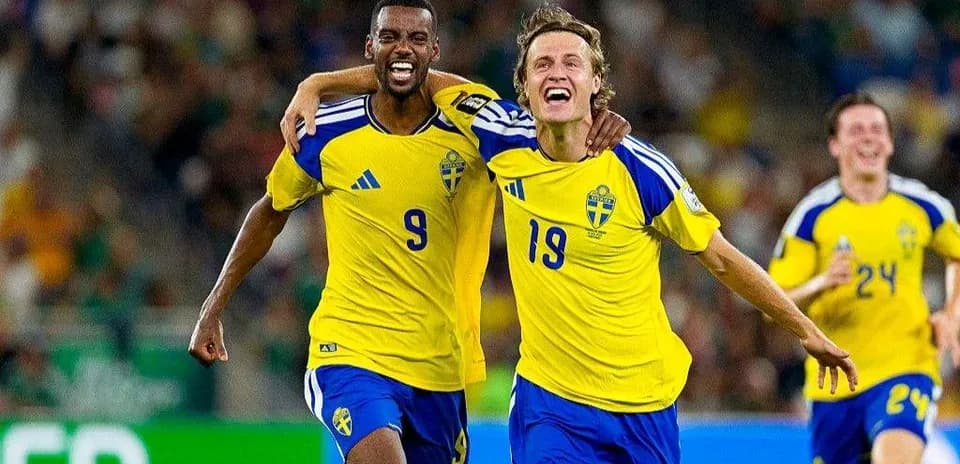 İsveç futbolçuları qolu qeyd edirlər
