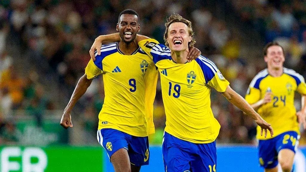 İsveç futbolçuları qolu qeyd edirlər