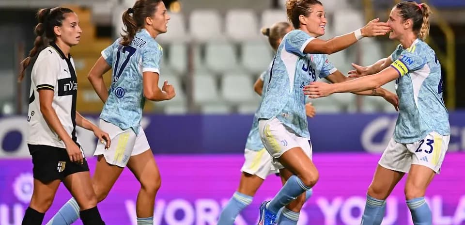 Parma W və Juventus W oyunçuları sevinir