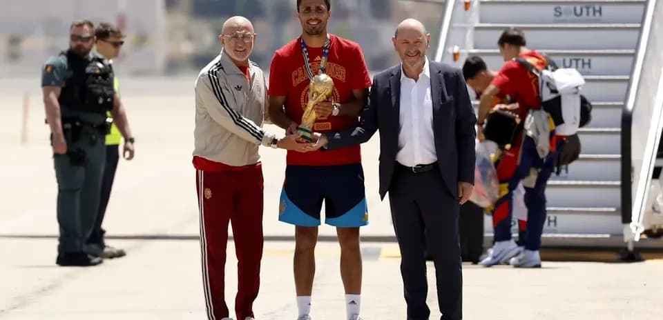 Futbolçunun kubokla aeroportda qarşılanması