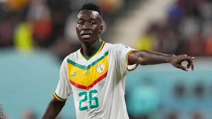 Futbolçu 26 nömrəli forma ilə oyun zamanı