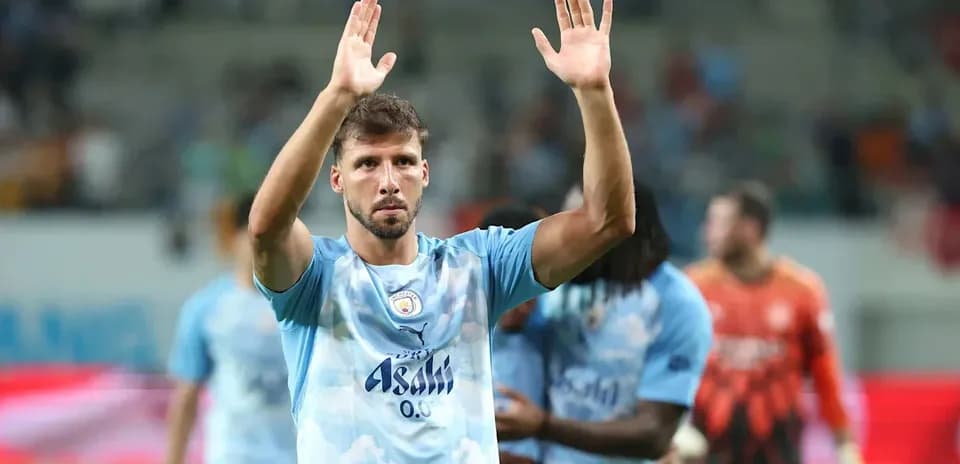 Futbolçu əlini qaldıraraq azarkeşləri salamlayır