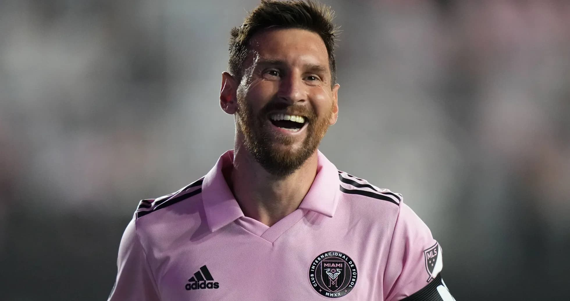 Futbolçu Miami Inter forması ilə gülümsəyir