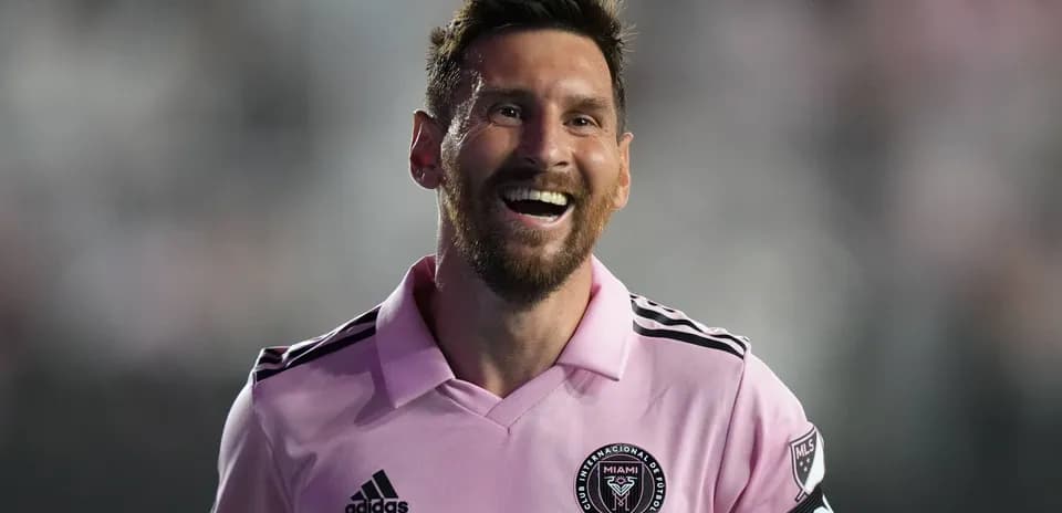 Futbolçu Miami Inter forması ilə gülümsəyir