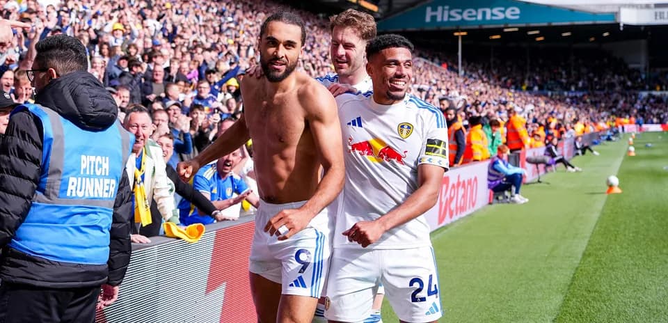 Leeds futbolçuları sevinclə azarkeşlərə yaxınlaşır