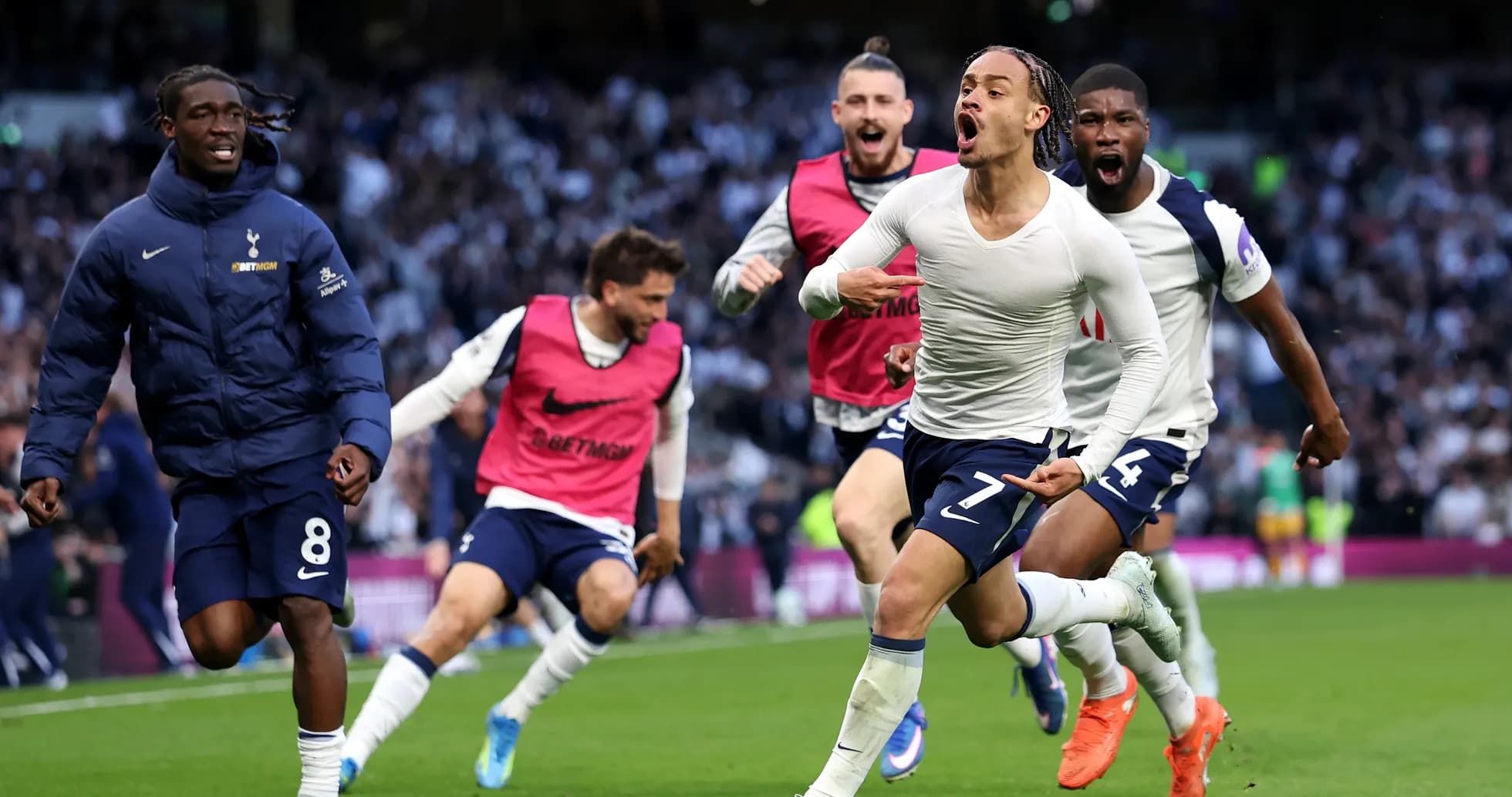 Tottenham oyunçuları qələbəni qeyd edirlər