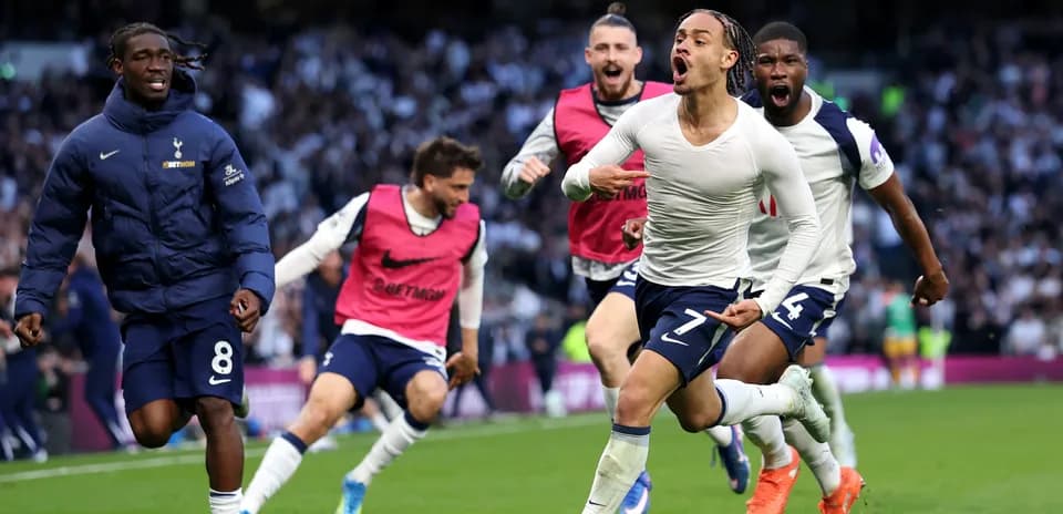 Tottenham oyunçuları qələbəni qeyd edirlər