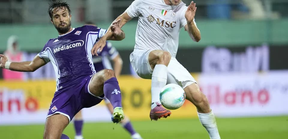 Fiorentina və Napoli oyunçuları top üçün mübarizə aparır