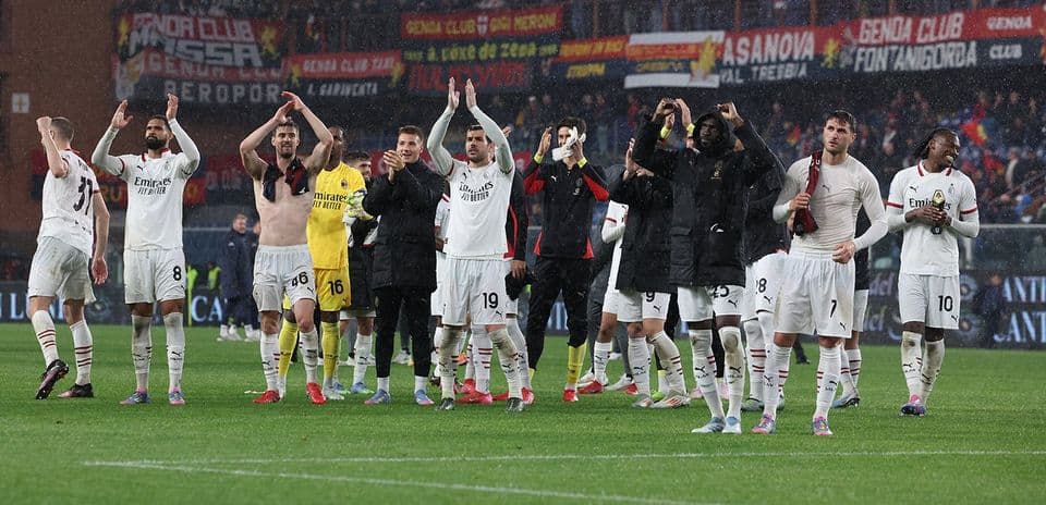AC Milan oyunçuları azarkeşləri alqışlayır
