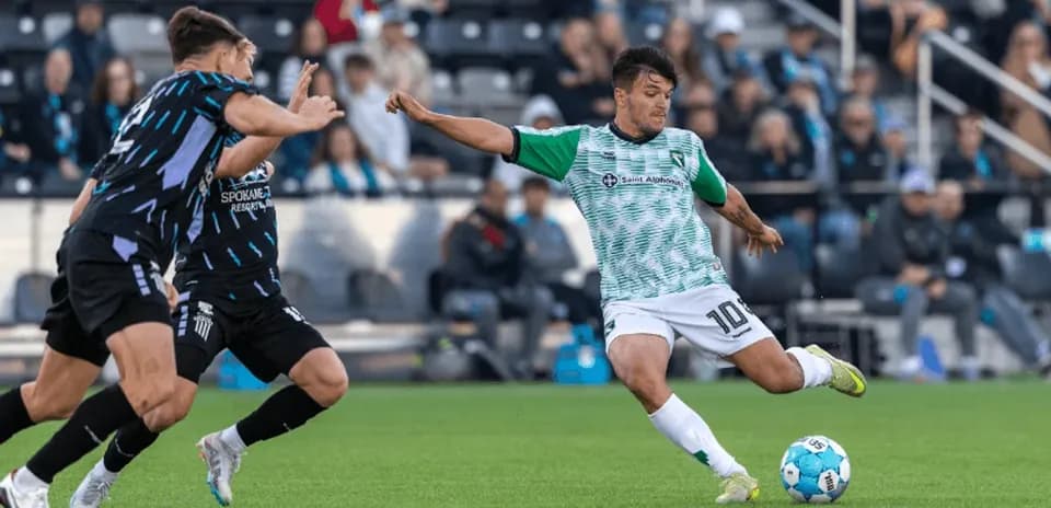 Spokane Velocity oyunçusu topa hücum edir