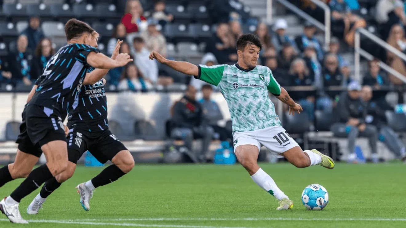 Spokane Velocity oyunçusu topa hücum edir