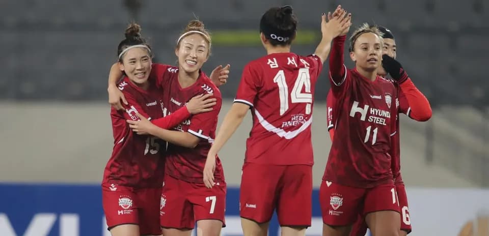 Futbolçuların qələbə sevincini paylaşması