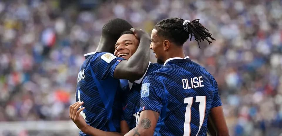 Fransa futbolçuları qol sevinci yaşayır