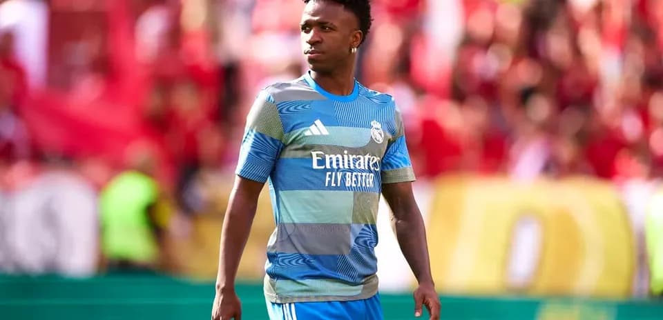 Futbolçu Vinicius Jr. oyunda hərəkət edir