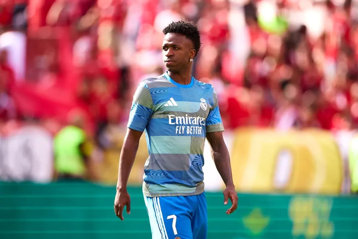 Futbolçu Vinicius Jr. oyunda hərəkət edir
