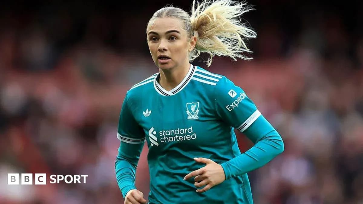 Futbolçu oyun zamanı hərəkətdədir