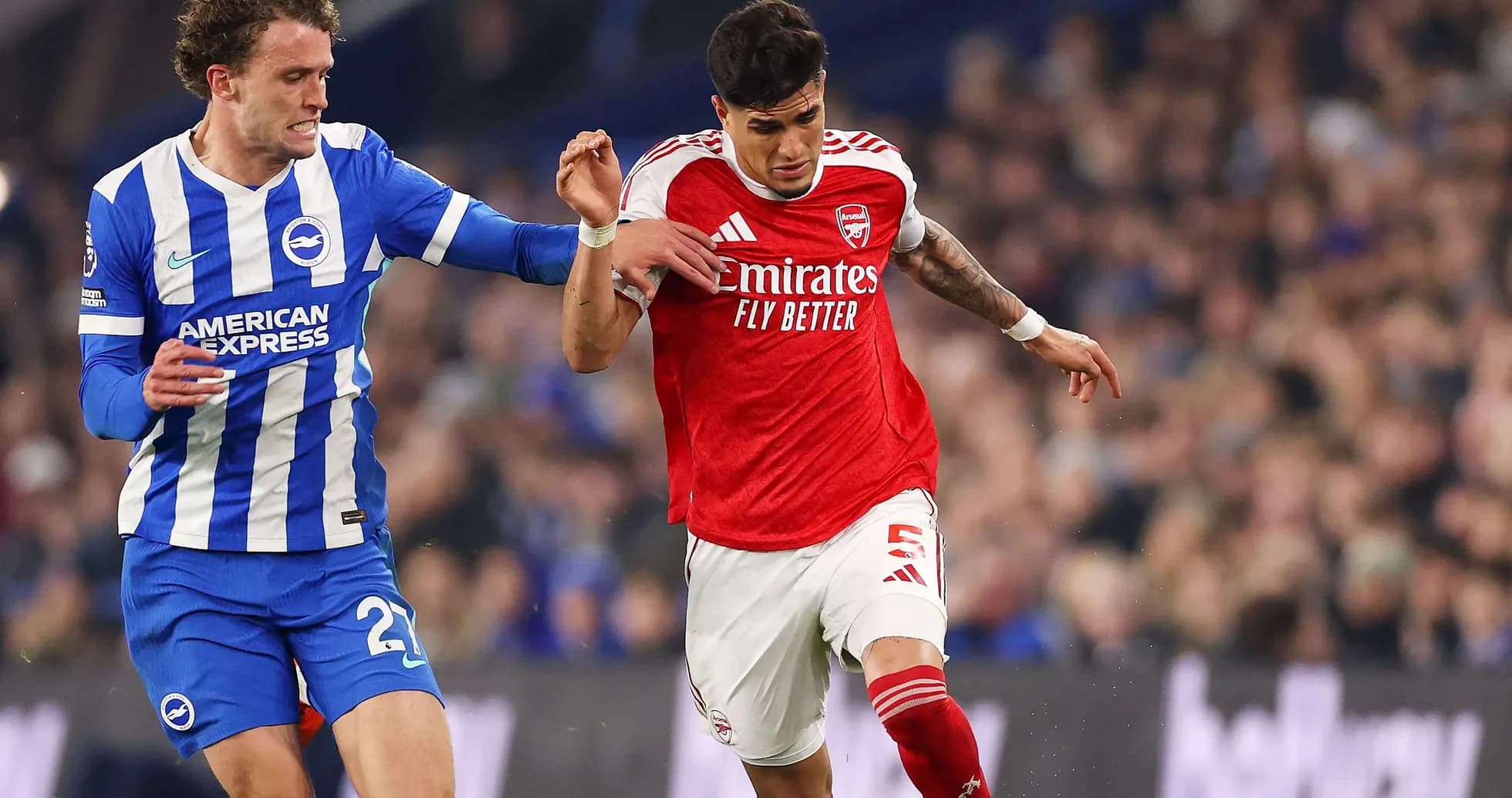 Brighton və Arsenal oyunçuları top üçün mübarizə aparır