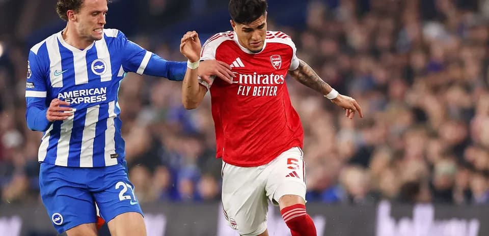 Brighton və Arsenal oyunçuları top üçün mübarizə aparır