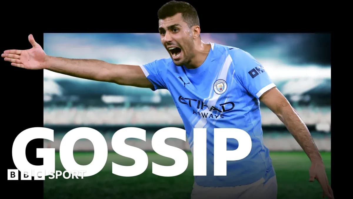 Futbolçu Manchester City formasında meydanda hərəkət edir