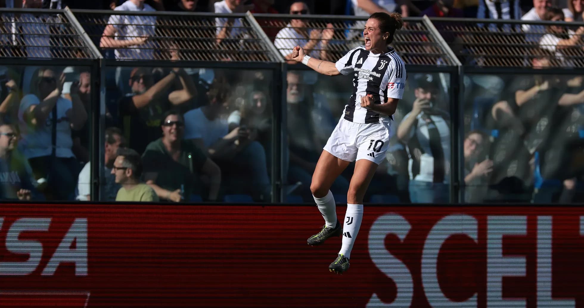 Juventus W oyunçusu qol sevincini yaşayır