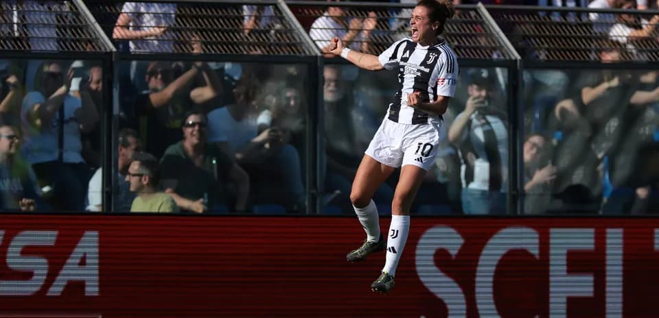 Juventus W oyunçusu qol sevincini yaşayır