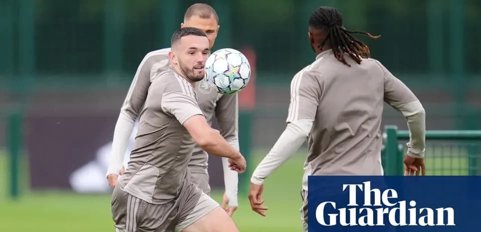 Futbolçular məşq zamanı topu ötürür