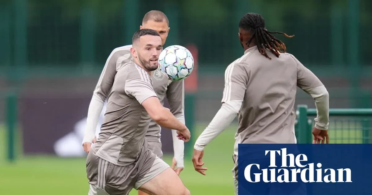 Futbolçular məşq zamanı topu ötürür