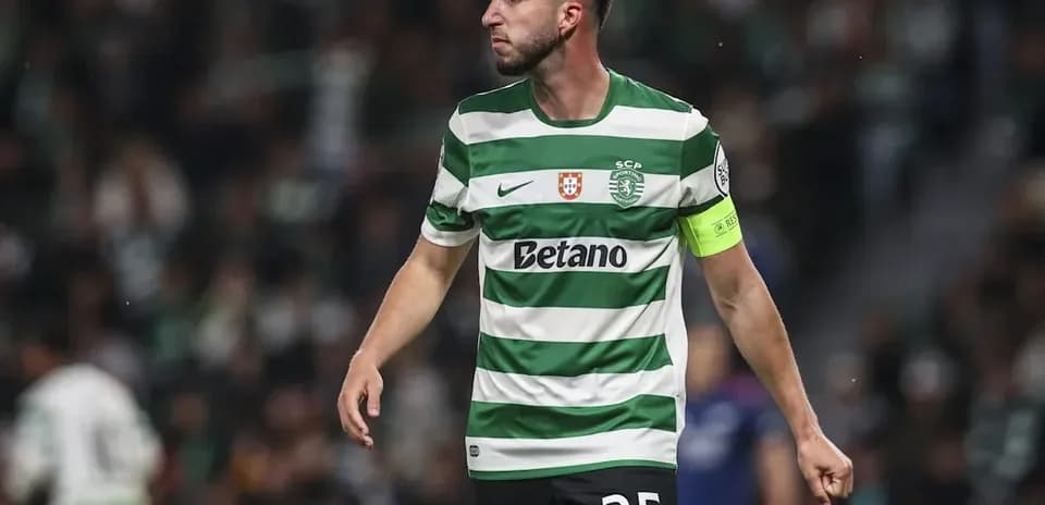 Futbolçu 25 nömrəli formanı geyinib, kapitanlıq edir