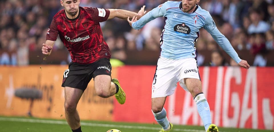 İki futbolçunun top üçün mübarizəsi